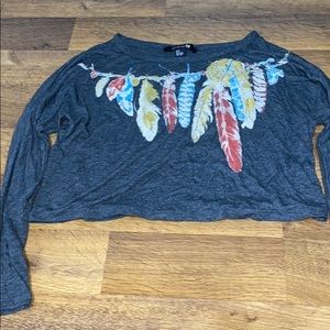 Cropped grey tee with a feather design